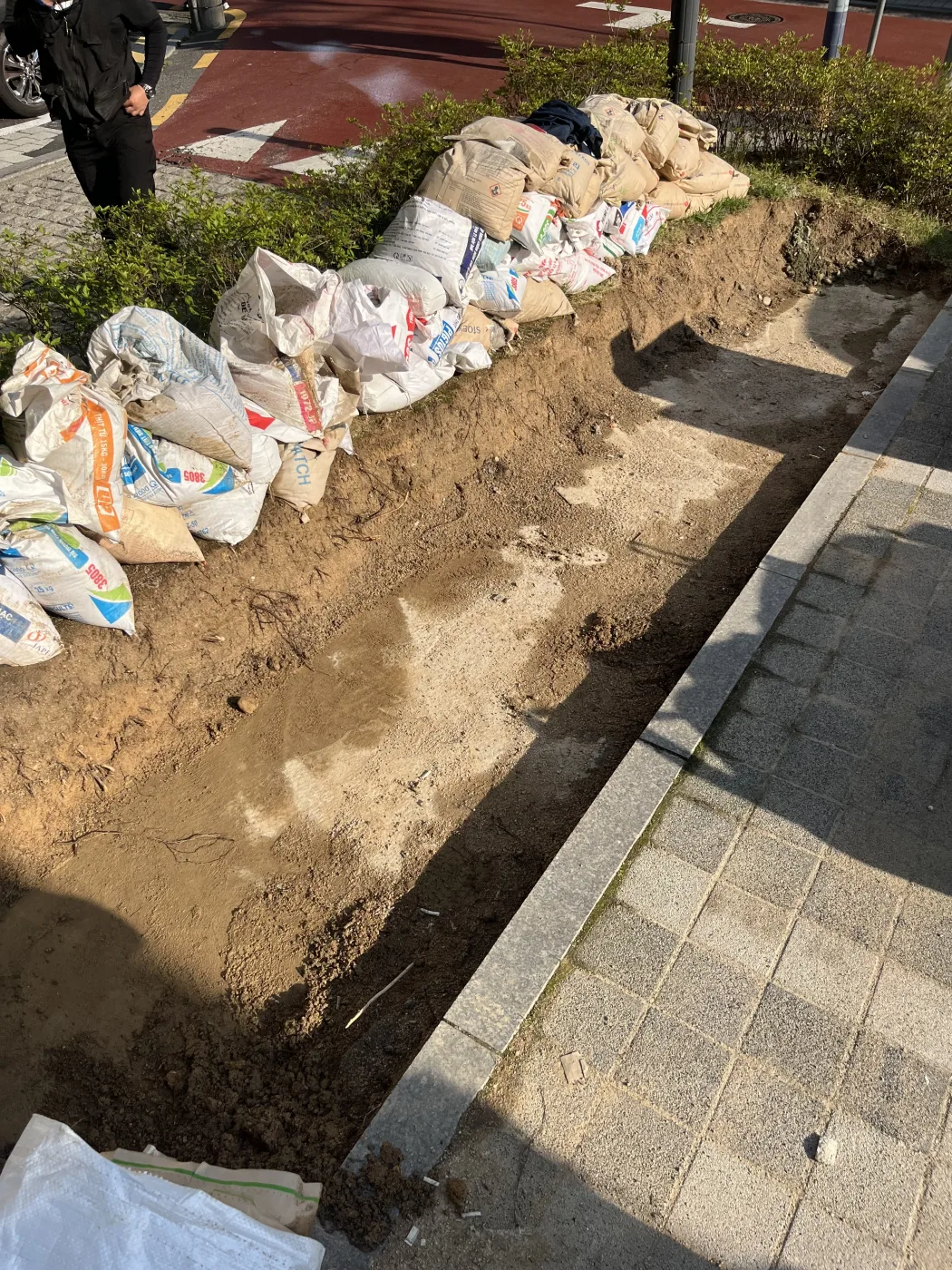 포장 구간 옆 경계를 정리하는 작업 현장